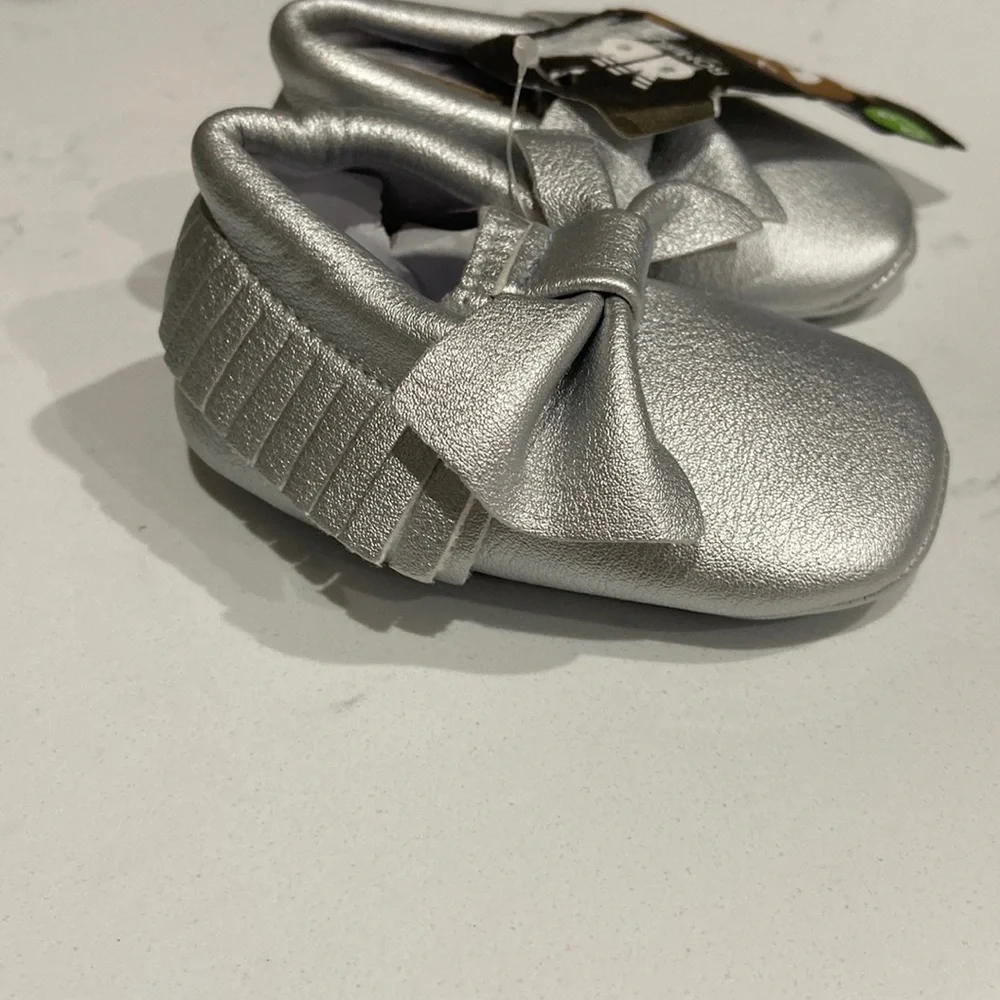 Romirus baby shoes Baby Moccasins bows and fringe NWT silver 0-6 months size 1